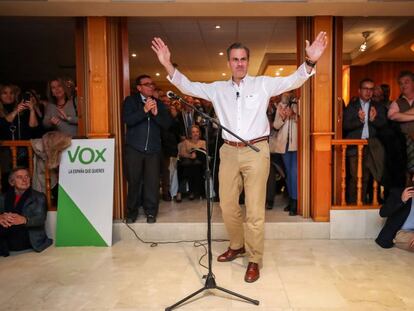 El secretario general de VOX, Javier Ortega, en un encuentro con afiliados de Granada.