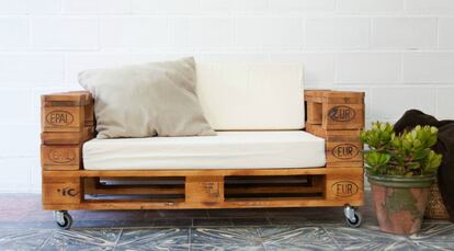 Sofá de palés lijados y barnizados por 219 euros, de ECOdECO Mobiliario.