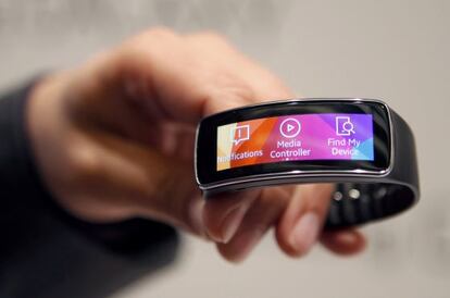 La nueva pulsera de Samsung Gear Fit para medir el ejercicio f&iacute;sico.
 