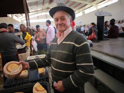 Un participante en la IX Feria de Quesos de Villaluenga (Cádiz)