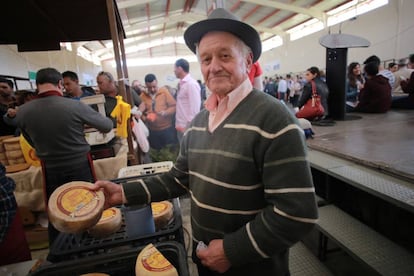 Un participante en la IX Feria de Quesos de Villaluenga (Cádiz)