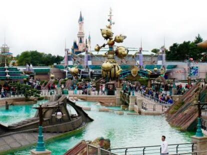 El castillo de la Bella Durmiente visto desde la atracci&oacute;n Space Mountain, en Disneyland Par&iacute;s.