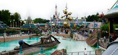 El castillo de la Bella Durmiente visto desde la atracci&oacute;n Space Mountain, en Disneyland Par&iacute;s.