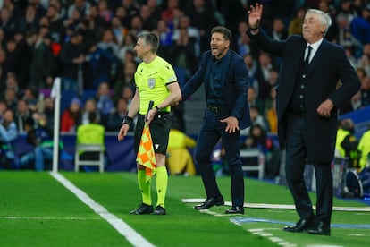 Los entrenadores Diego Simeone y Carlo Ancelotti, durante el partido. 
