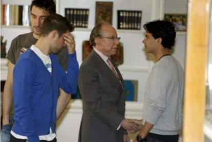 José María Ruiz-Mateos saluda a Michel, capitán del Rayo, en la reunión de hace tres semanas.