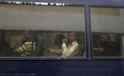 Inmigrantes en un autobús policial, el día 5 en Atenas.