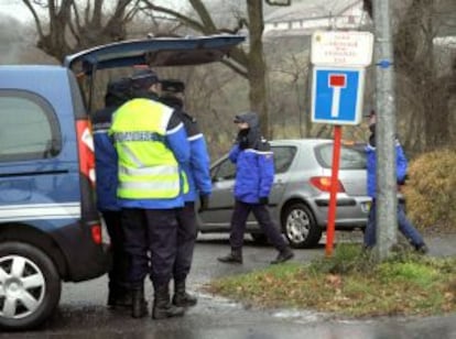 Gendarmes franceses trabajan fuera de la residencia de las dos hermanas detenidas.