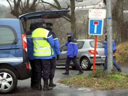 Gendarmes franceses trabajan fuera de la residencia de las dos hermanas detenidas.