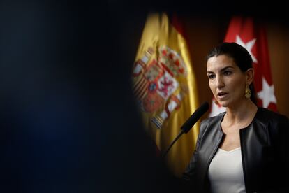 La portavoz de Vox en la Asamblea de Madrid, Rocío Monasterio, da una rueda de prensa en el marco de su asistencia a la sesión del pleno de la Asamblea de Madrid, este jueves. 