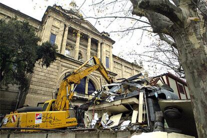 Una excavadora derribaba ayer los módulos en los que durante más de 10 años se ubicaron las oficinas del museo.