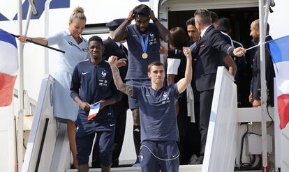 Antoine Griezmann celebra al salir del avión junto a sus compañeros tras llegar de Moscú después de ganar el Mundial de Rusia. 