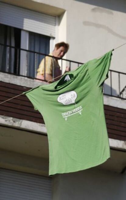 Una camiseta a favor de la entidad local de Itziar en un balcón del barrio.