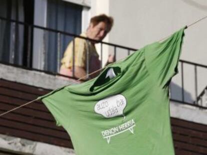 Una camiseta a favor de la entidad local de Itziar en un balcón del barrio.