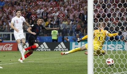 Mandzukic, con Stones tras él, marca ante Pickford el gol de la victoria de Croacia
