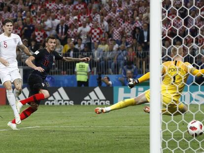 Mandzukic, con Stones tras él, marca ante Pickford el gol de la victoria de Croacia