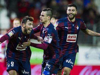 Enrich celebra un gol con Daniel Garcia y Borja Bast&oacute;n.