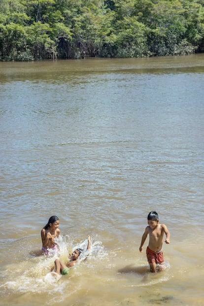 La vulnerabilidad económica y social de las poblaciones de la Amazonía, especialmente de los indígenas, les convierten muchas veces en el objetivo de las redes de trata con menos escrúpulos. Niños jugando en la orilla del río Igara Paraná en San Francisco (Colombia), uno de los afluentes del Amazonas.