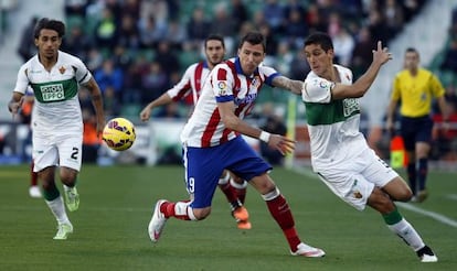 Mandzukic trata de alcanzar el balón