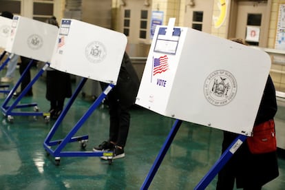 Dos personas ejercen su voto en las elecciones legislativas de Estados Unidos, el 6 de noviembre de 2018.