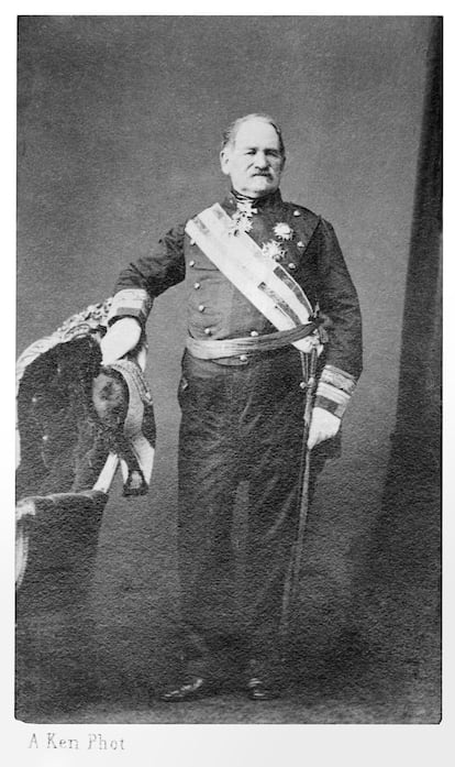 Tarjeta de visita del general Francisco Antonio Elorza, en una imagen tomada en un estudio fotográfico de París. Elorza fue uno de los impulsores de la siderurgia en España y dirigió la Fábrica de Armas de Trubia entre 1844 y 1863. El fotógrafo que lo retrató fue el polaco Alexandre Ken alrededor de 1862.