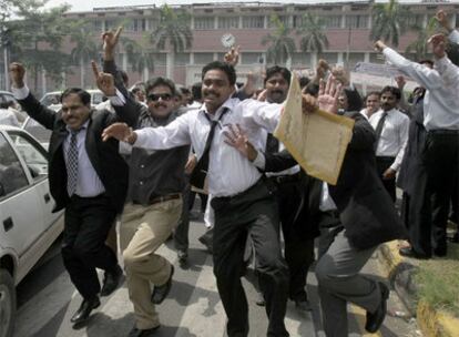 Abogados paquistaníes celebran la dimisión de Musharraf en las calles de Lahore.