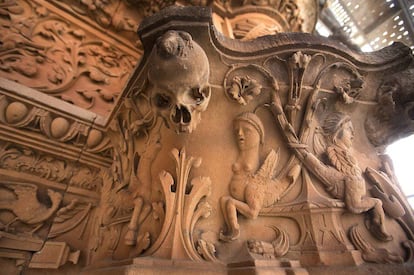 <a href=http://elpais.com/elpais/2016/10/15/album/1476551004_361690.html>PHOTO GALLERY</a> | The famous frog on the skull at the University of Salamanca.