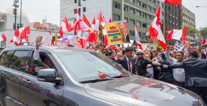 O presidente do Peru, Pedro Pablo Kuczynski, sa&uacute;da apoiadores.