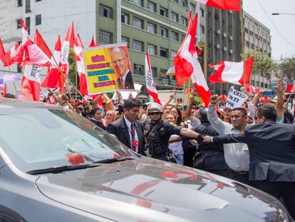 O presidente do Peru, Pedro Pablo Kuczynski, sa&uacute;da apoiadores.