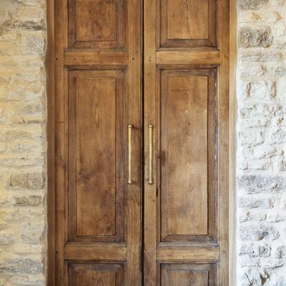 No desestimemos la carpintería interior que ya existe: unas puertas viejas pueden contener una moldura interesante.