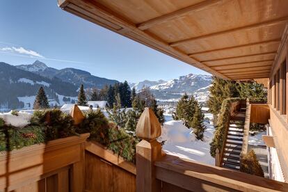 Chalé en Gstaad. Un balcón con vistas al bosque y a la montaña