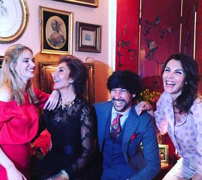 Naty Abascal también ha ejercido como anfitriona en Sevilla para la modelo y actriz Mar Flores. Abascal compartió esta imagen en su cuenta de Instagram, en la que aparece, además, con la periodista Teresa Baca y el cantante  Manuel Lombo.