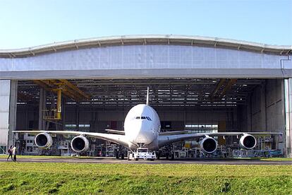 El fabricante, participado en un 80% por EADS, el consorcio aeronáutico europeo, y en un 20% por la británica BAE, pretende hacerse el rey del cielo con las 1.200 unidades que espera vender en los próximos 20 años de este gigante. En su configuración para las líneas más demandadas tendrá 800 asientos, y su versión de carga tendrá capacidad para 150 toneladas de peso.