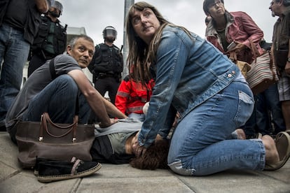 Una mujer es atendida tras ser herida en el pabellón polideportivo municipal de Sant Julià de Ramis (Girona) desalojado por la Guardia Civil. Incidentes entre votantes y Guardia Civil y Policía Nacional en el día del referéndum ilegal independentista catalán del 1-O. Desafío independentista en Cataluña.