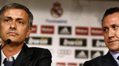 José Mourinho, junto a Jorge Valdano el día de su presentación como técnico del Real Madrid.