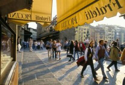 Paseantes en el Ponte Vecchio de Florencia.