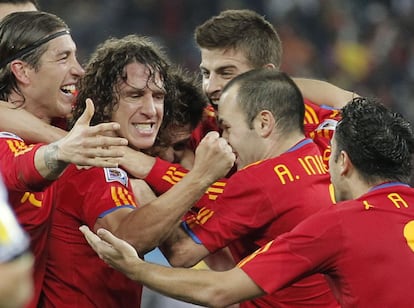 Puyol celebra junto a Ramos, Piqué, Iniesta y Xavi, su gol a Alemania en el Mundial de Sudáfrica