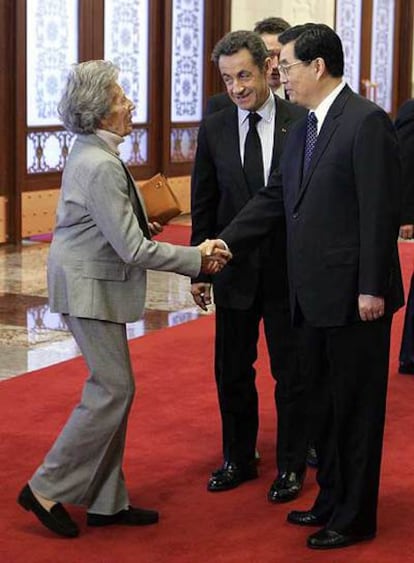 El presidente Hu Jintao saluda a  Andrèe Mollah ante Sarkozy.