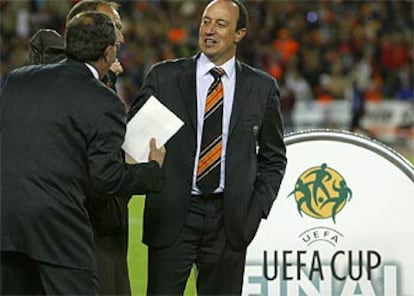 Rafa Benítez ha llevado al Valencia a sus mayores éxitos. Sonriente para su seriedad habitual y comedido, el entrenador que ha hecho de un estilo las famosas rotaciones, describió el partido con una frase: "El equipo estaba serio, pero esa jugada [por el penalti] ha sido definitiva".