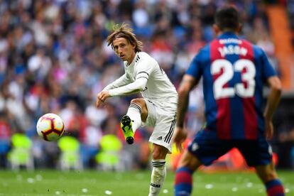 Luka Modric (i) lanza la pelota ente le jugador del Levante Jason.