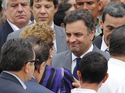 A presidenta Dilma Rousseff (PT) e Aécio Neves (PSDB), rivais nas próximas eleições presidenciais, se cumprimentam na homenagem a Campos.