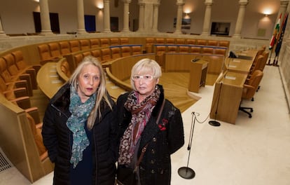 Sisters Magdalena (l) and Montse Martínez in La Rioja parliament building, which until 1978 was the Logroño tobacco factory.