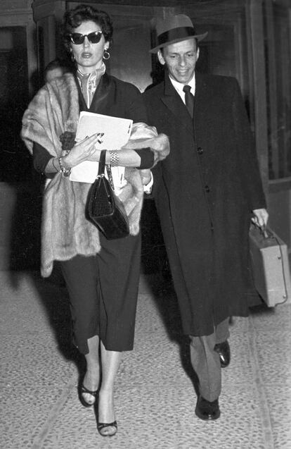 Ava Gardner —que se alojaba en el hotel— con Frank Sinatra a la salida del bar Chicote.