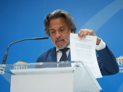 El expresidente del Parlamento de Canarias y actual diputado autonómico del PSOE, Gustavo Matos, este martes en rueda de prensa en la sede del Parlamento.