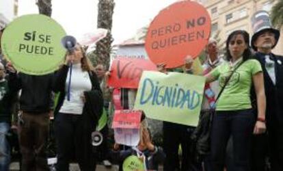 Medio centenar de miembros de la Plataforma de Afectados por la Hipoteca (PAH) de Valencia ha realizado hoy un "escrache informativo" en el barrio que ellos han identificado como el del diputado popular y secretario primero del Congreso, Ignacio Gil Lzaro.