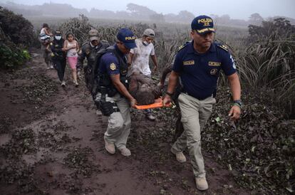 Agents de policia traslladen un ferit a El Rodeo, el 3 de juny.