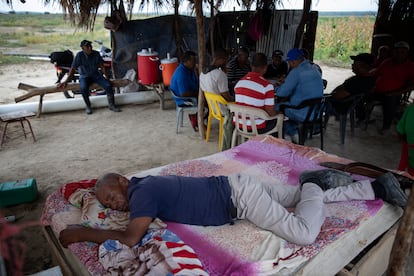 Un grupo de campesinos descansan entre las carpas improvisadas, en Campamento Libertad, en Bahoruco, República Dominicana.