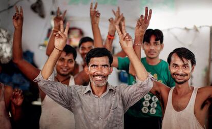 Raju, de 40 años y en el centro de la foto, celebra con sus amigos su recuperación de una tuberculosis multirresistente. Estuvo en tratamiento dos años, y ahora trabaja en una fábrica de ropa de Nueva Delhi.