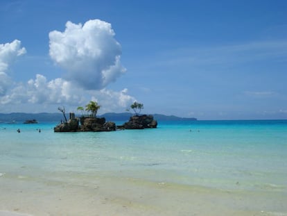 En el puesto número siete una playa de Filipinas, la de White Beach, en Borácay.