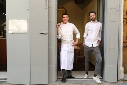 Lucas Fernández y Aitor Sua, de Trèsde Restaurante, en el barrio de la Latina, este jueves.