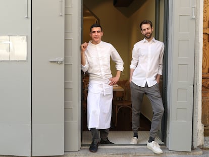 Lucas Fernández y Aitor Sua, de Trèsde Restaurante, en el barrio de la Latina, este jueves.